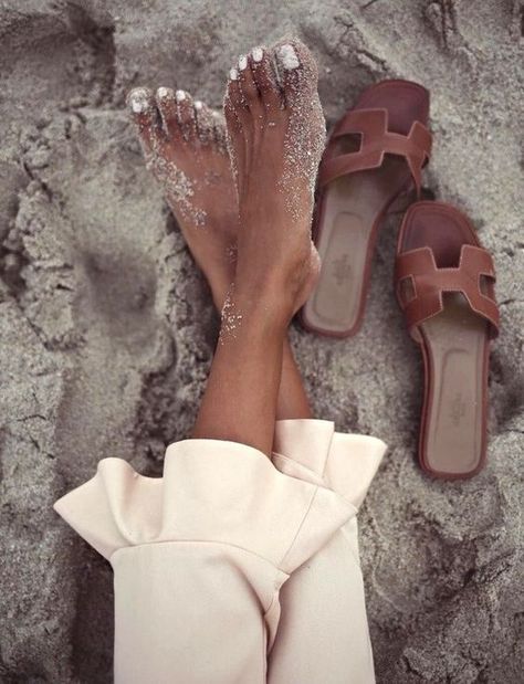 You can never go wrong with these brown cut out women's slide sandals! #slides #slideshoes #sandals #summersandals #slidesandals #summershoes #shoes Urban Chic, Gladiator Sandals, The Beach, Sandals