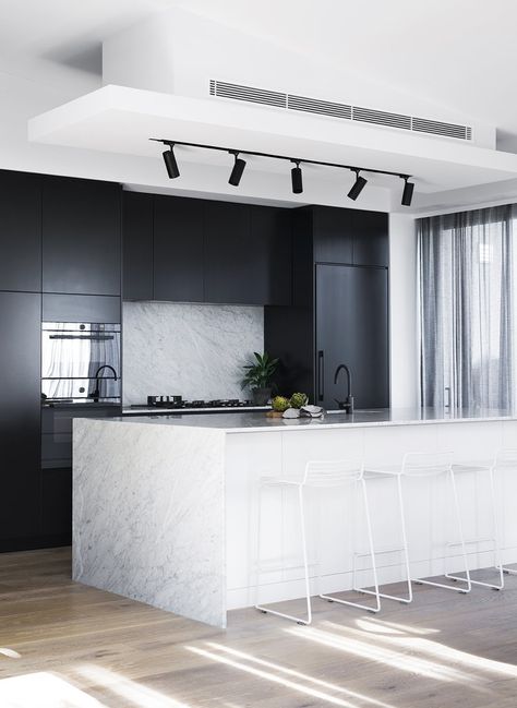 Track Lighting Kitchen, Black White Kitchen, Kabinet Dapur, Black Interior Design, White Kitchen Design, Kitchen Decor Modern, Kitchen Marble, Kitchen Trends, Black Cabinets