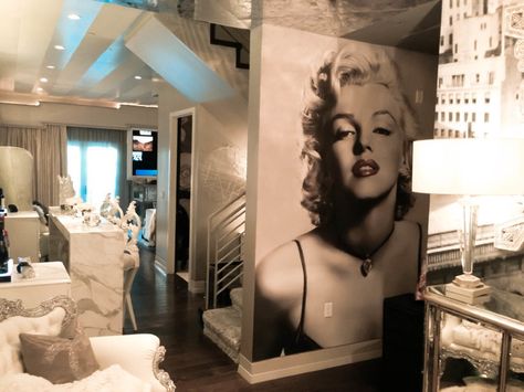 Mural Marilyn Monroe Marilyn Monroe Bathroom, Marilyn Monroe Room, Glamorous Interiors, Los Angeles Interior Design, Hair Clinic, Hollywood Style, Salon Ideas, Modern Mansion, New York Apartment