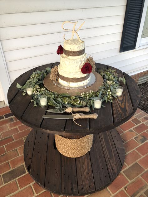 Cable Spool table cake stand Wooden Cable Spools Table, Cable Wire Table, Cable Drum Wedding Ideas, Diy Spool Table Outdoor, Wedding Spools Decoration, Spool Wedding Cake Table, Wooden Spool Tables Wedding, Spool Table Ideas Wedding, Wooden Spool Ideas