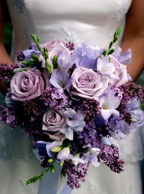 romantische-Idee-für-brautstrauss-Flieder-lila-Rosen Lilac Wedding Flowers, Lilac Wedding Bouquet, Purple Bouquets, Purple Bridal Bouquet, Violet Wedding, Bouquet Photo, Purple Stuff, Purple Wedding Bouquets, Purple Bouquet