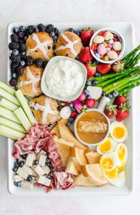 This gorgeous Easter Brunch Grazing Board is the perfect menu for any Easter or spring gathering. It features traditional Easter brunch favorites like hot cross buns, soft boiled eggs, and is the perfect balance of savory and sweet! #easterbrunch #grazingboard #grazingplatter #partyplatter #eastermenu #sweetcayenne #Hotcrossbuns | www.sweetcayenne.com Brunch Grazing Board, Easter Grazing Board, Easter Charcuterie Board Ideas, Graze Boards, Easter Brunch Dessert, Brunch Favorites, Brunch Boards, Grazing Platter Ideas, Easter Charcuterie Board