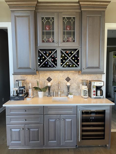 ✨ Transform your kitchen with a full-service wet bar! ✨ This stylish design features practical storage, ample countertop space for drink prep, a convenient beverage sink, and an undercounter refrigerator. 🍹🥂 Would a custom beverage bar elevate your home and lifestyle?

Contact us at 📞 (410) 451-3456 to discuss your design plans with our expert team!

#KitchenDesign #WetBar #HomeBar #CustomCabinetry #CroftonMD #HomeRemodeling #CroftonRemodeling Bar Ideas For Home With Sink, Coffee And Wet Bar Ideas, Wetbar Remodel Living Room, Small Wet Bar Ideas With Sink, Kitchen Wet Bar Ideas, Dry Bar Wall Ideas, Home Dry Bar, Small Wet Bar Ideas, Bar Wall Ideas