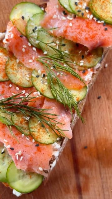 Mealprep Tutorial | Recipes on Instagram: "Smoked salmon & smoke paprika toasted Via • @fo4m You’ll need - bread or bagels# - chives cream cheese - cucumber - smoked salmon - smoked paprika - sesame seed (optional) - dills (option) #smokedsalmon #salmon #creamcheese #smokedpaprika #toast #breakfast #breakfastideas" Smoked Salmon Lunch Ideas, Salmon Bread, Salmon Smoked, Smoked Salmon Breakfast, Healthy Weight Gain Foods, Cook Breakfast, Healthy Packed Lunches, Packed Lunches, Bacon Breakfast