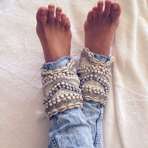 How to Upgrade Your Old Jeans: DIY Jeans Cuffs - Pretty Designs Jeans Recycling, Handmade Anklets, Boho Mode, Diy Jeans, Estilo Hippy, Modern Hippie, Mode Hippie, Hippy Chic, Estilo Hippie