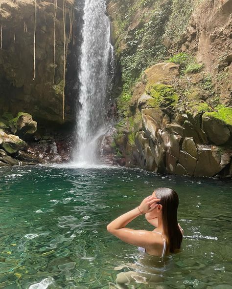 costa rica vacation ig photo pose waterfall Water Fall Pictures Ideas, Waterfall Instagram Pictures, Waterfall Picture Ideas Instagram, Waterfall Photo Ideas, Waterfall Outfit Ideas, Vacation Pics Ideas, Waterfall Photoshoot Ideas, Summer Vacation Photo Ideas, Lake Photo Ideas