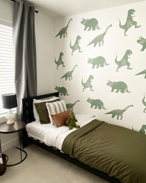 Moms Wanna Have Fun on Instagram: “My son’s finished bedroom!🦖 He wanted dinosaur themed but I also wanted to tie in his animal decor from his previous room to give him some…” Dinosaur Toddler Room, Different Dinosaurs, Custom Wall Design, Dinosaur Boys Room, Dinosaur Room Decor, Toddler Boy Room Decor, Dinosaur Bedroom, Nursery Trends, Dinosaur Room