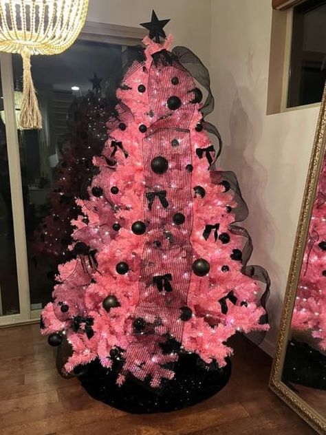 Pink & Black Luxe Pink Black Christmas Decor, Black And Pink Christmas Tree Ideas, Black Pink Christmas Tree, Pink Xmas Tree Decorating Ideas, Black And Pink Christmas Tree, Pink And Black Christmas Tree, Pink Black Christmas, Pink Xmas Tree, Pink Christmas Tree Decorations