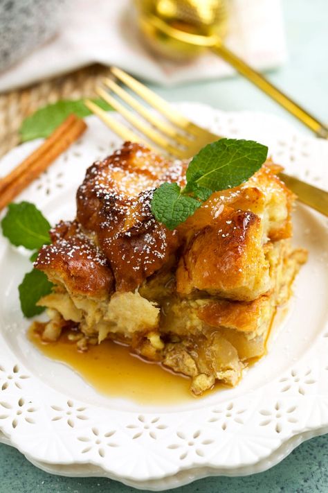 Cinnamon Apple French Toast Casserole - The Suburban Soapbox Apple Breakfast Casserole, Cinnamon Apple French Toast, Apple Pie French Toast, Apple French Toast Casserole, Crockpot French Toast, Croissant French Toast, Apple French Toast, Gluten Free Cookbooks, Homemade Apple Butter