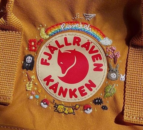 Backpack Embroidery Ideas, Backpack Makeover, Fjallraven Embroidery, Embroidered Kanken, Kanken Embroidery, Kanken Bag, Diy Embroidery Shirt, Embroidery Jeans Diy, Cute School Bags