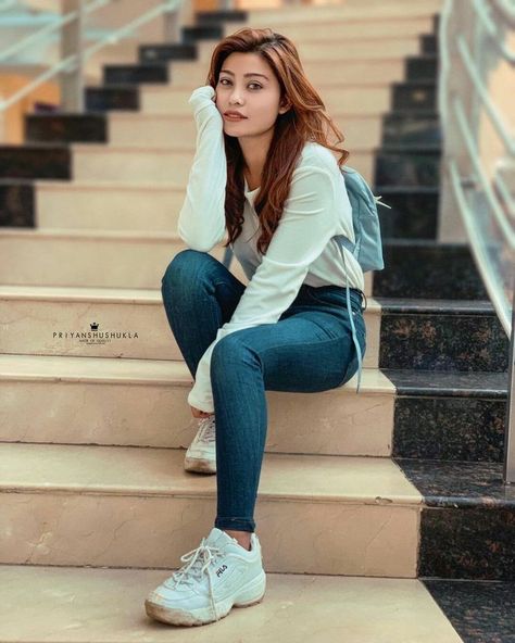 Photo Poses In Jeans For Women, Women Senior Pictures, Jeans Poses Picture Ideas, Girls Posses, Effortless Poses, Girly Photography Poses, Riza Afreen, Poses Beach, Travel Pictures Poses