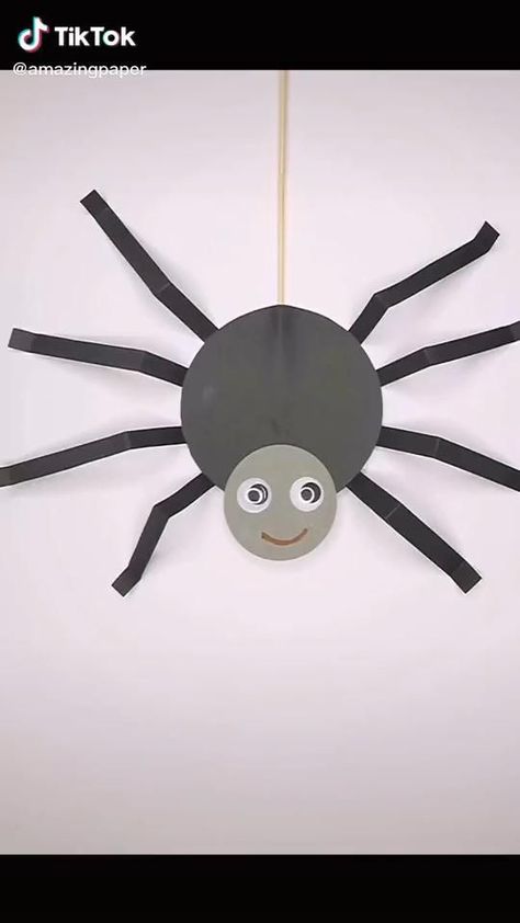 Pin em Origami DIY ideas Diy Spider For Halloween, Diy Spiders Craft, Spider Puppet Craft, Spider Craft For Kindergarten, Spiders Craft Preschool, Spider Halloween Crafts For Kids, Spiders Crafts For Kids, Kids Spider Craft, Halloween Spider Crafts For Kids