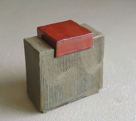 Ceramic Art Box, Ceramic Box Ideas, Clay Box, Slab Ceramics, Ceramic Box, Ceramic Urn, Sculptures Céramiques, Raku Ceramics, Pottery Handbuilding