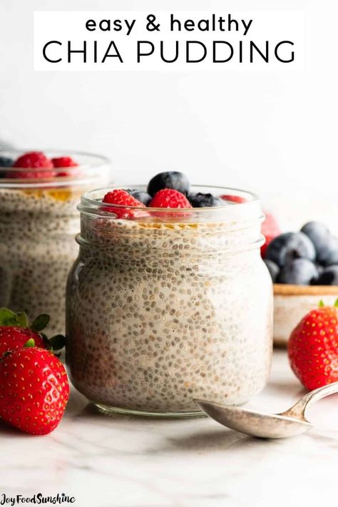 This is the best chia pudding recipe! This chia seed pudding is made in 5 minutes with 4 ingredients in one bowl! It’s easy to customize to comply with your dietary needs (Paleo, vegan, etc.)! Serve it with your favorite toppings for a healthy dessert, breakfast or snack. Best Chia Pudding, Best Chia Pudding Recipe, Overnight Chia Pudding, Chia Pudding Recipe, Pudding Chia, Healthy Snack Bars, Chia Seed Recipes Pudding, Chia Seeds Benefits, Candied Almonds