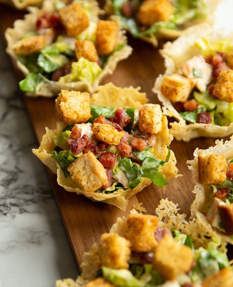 Caesar Salad Parmesan Cups Salad Parmesan, Parmesan Cups, Crisp Salad, Healthy Finger Foods, Appetizers Easy Finger Food, Finger Foods Easy, Appetizer Bites, Finger Food Appetizers, Buffet Food