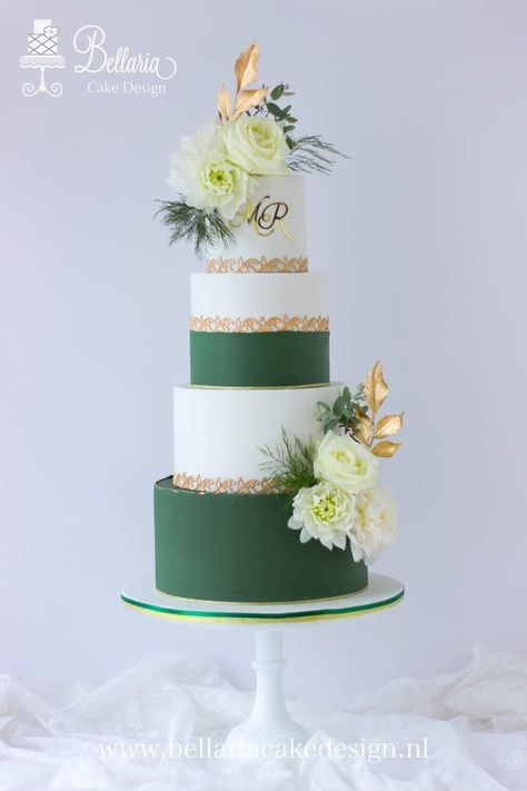 Emerald Wedding Cake, Ukrasavanje Torti, Wedding Cake Emerald Green, Quince Stuff, Baby Boy Birthday Cake, Green Wedding Cake, Traditional Wedding Cakes, 8 Martie, Emerald Green Weddings