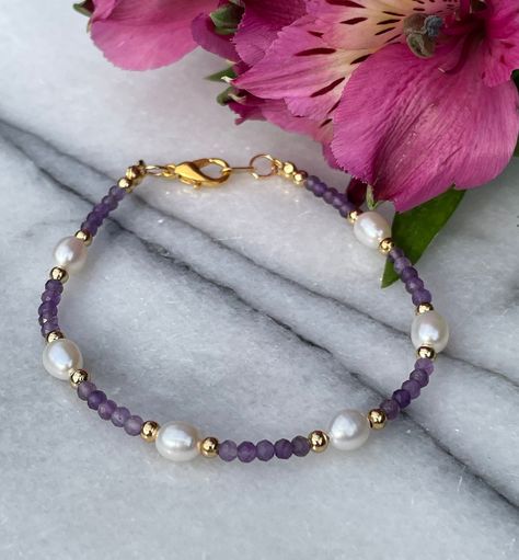 Purple Pearl Bracelet, Purple And White Bracelet, Purple Bracelets Beads, Beaded Jewelry Inspiration, Gemstone Bracelets Ideas, Handmade Jewelry Ideas Necklace, Pearl Bracelet Ideas, White Beaded Jewelry, Cute Beaded Bracelets