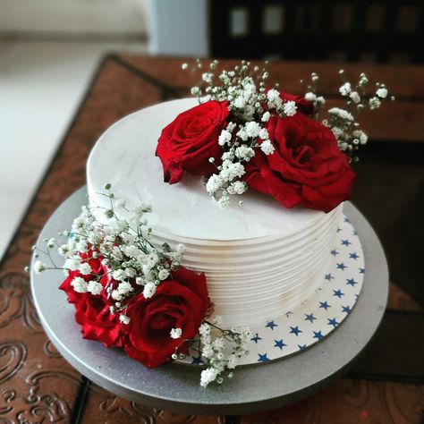 Simple White Anniversary Cake, Red Roses On Cake, Red And White Anniversary Cake, Birthday Cake With Red Flowers, Simple Wedding Cake Small One Tier Gold, Rose Cake Designs Birthday, Birthday Cake With Roses Flowers, Red And White Cakes Birthday, Red Roses Cake Ideas