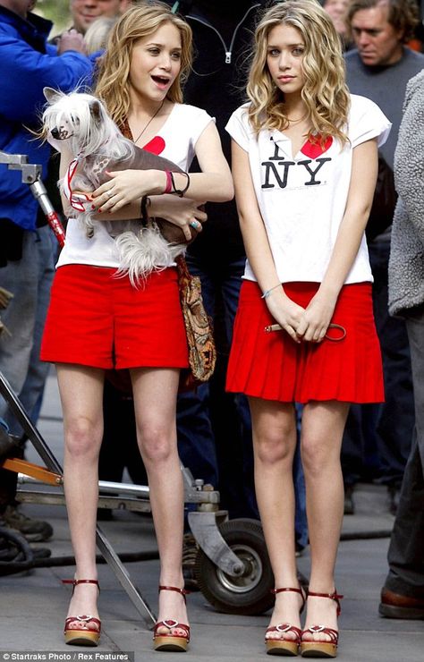 New York Minute -  2003 Ashley Olsen Style, Ashley Mary Kate Olsen, Twin Costumes, Olsen Twins Style, Olsen Sister, New York Minute, Kate Olsen, Mary Kate Ashley, Early 2000s Fashion