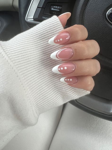 White Almonds Nails With Design, White Homecoming Nails Almond, Trendy French Almond Nails, White Naildesign Almond, White Fancy Nails Art Designs, White French Tip Nails With Design Oval, Baddie Almond Nails White, French Almond Nails Design White, Vacation Nails Almond Shape White