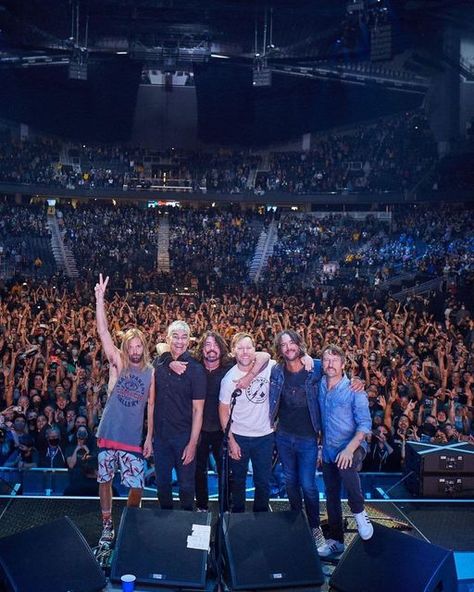 A Taylor Hawkins Fan Page on Instagram: "#Repost@ dannybones64 What a night ! Foo Fighters at Climate Pledge Arena in Seattle ! @foofighters @climatepledgearena ! . @taylorhawkinsofficial @transparentclinchgallery @natemendel @pat_smear_fanpage @shifty71 @theramilama @davestruestories . Taylor always rocking a great t-shirt ! #taylorhawkins #davegrohl #chrisshifflet #natemendel #patsmear #ramijaffee #foofighters #ff" Foo Fighters Concert, Nate Mendel, Pat Smear, Foo Fighters Dave Grohl, Foo Fighters Dave, Foo Fighter, Foo Fighters Nirvana, Taylor Hawkins, Family Look