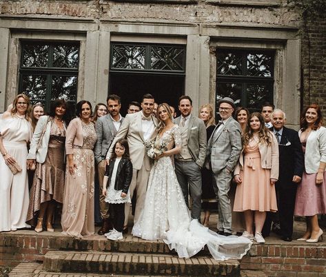 Wedding Shots With Family, Big Family Wedding Photos, Extended Family Wedding Photos, Family Wedding Photos Parents, Wedding Family Photos Group Shots, Big Family Wedding, Wedding Photo Ideas Family, Wedding Family Portraits, Family Wedding Pictures