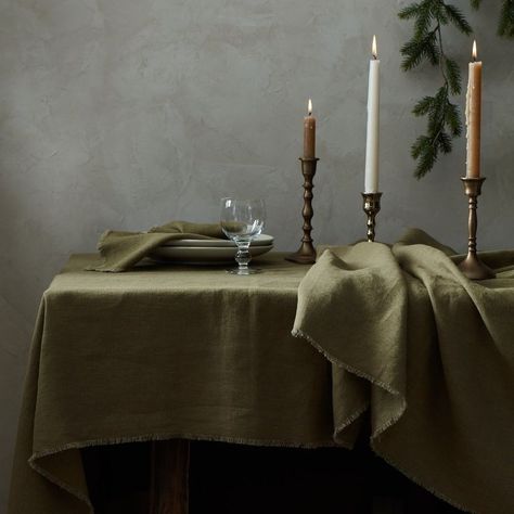 Green Linen Table Setting, Linen Tablecloth Green, Green Linen Tablecloth, Moss Green Interior, Elegant Christmas Table, Green Tablescape, Christmas Decs, Olive Style, Green Tablecloth