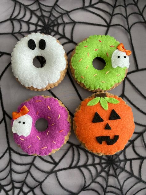 These donuts scream Happy Halloween! Each donut was created to be cute rather than frightening and to bring a smile from your loved one(s). Donuts include 2 iced donuts with a tiny ghost on 1 side, a white iced ghost in an eternal 'boo' and a custard filled Jack-o-lantern.  PURCHASE AS: - Single Donut - Set of 4 Donuts, 1 of each  Donuts are made with a combination of eco felt and wool blend felt. Wool blend felt is resistant to pilling and maintains it's beautiful texture, strength and durabili Playroom Toys, Halloween Felt Crafts, Kitchen Halloween, Kitchen Playroom, Felt Food Diy, Felt Food Patterns, Halloween Donuts, Food Play, Play Pretend