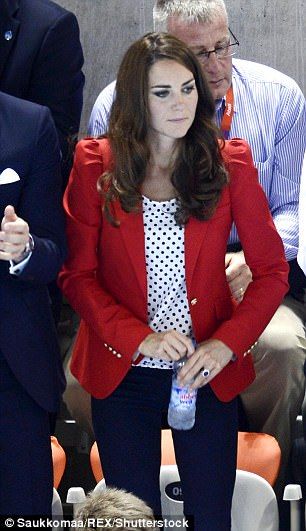 The royal wears a tailored red blazer white a polka dot shirt and skinny jeans for the 2012 Olympics Kate Middleton Stil, Kate Middleton Latest, Düşes Kate, William E Kate, Looks Kate Middleton, Outfit Office, Kate And Pippa, Middleton Style, Princess Kate Middleton