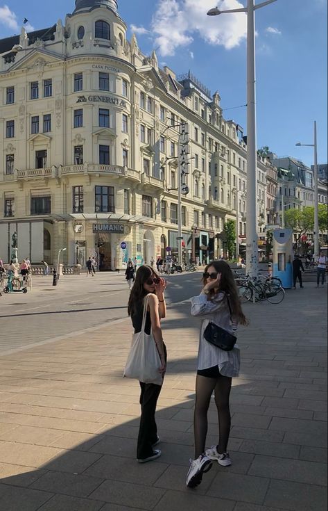 #vintage #citylife #vienna #fashion #oldmoney #friends Vienna Aesthetic Outfits, Vienna With Friends, Vienna Travel Aesthetic, Summer In Vienna, Vienna Summer Aesthetic, Italy Aesthetic Girl, Vienna Austria Aesthetic, Vienna Summer, Vienna Trip