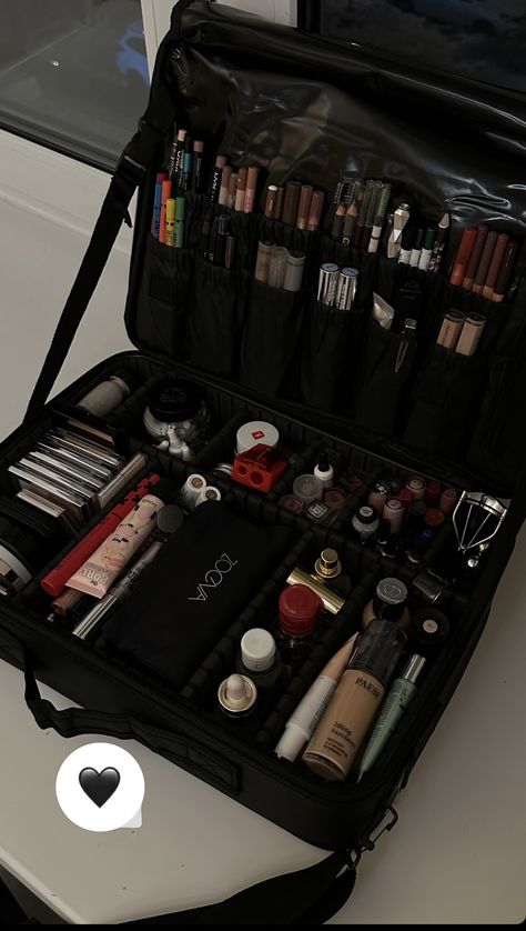 Mua Aesthetic, Mua Kit, Maquillaje Aesthetic, Acid Bath, Esthetician Room, Makeup Artist Kit, Makeup Storage Organization, Makeup Artist Tips, Celebrity Makeup Artist