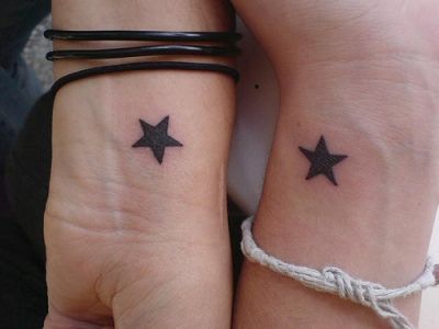 Cute Couple Star Tattoo Black Star Tattoo, Star Tattoo On Wrist, 27 Tattoo, Tattoo On Wrist, Cute Matching Tattoos, Best Couple Tattoos, Matching Friend Tattoos, Couples Tattoo Designs, Meaningful Tattoos For Women