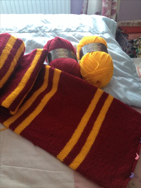 Gryffindor Scarf Knit Pattern, Gryffindor Scarf Crochet, Red And Yellow Crochet, Harry Potter Gryffindor Scarf, Gryffindor Scarf, Harry Potter Crochet, Knitting Crafts, Harry Potter Scarf, Festa Harry Potter