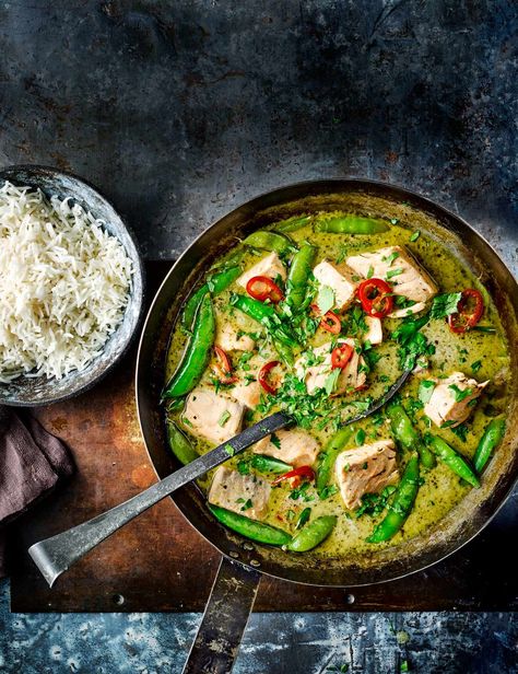 Perk up your midweek meal with flaky chunks of fish cooked in creamy coconut milk and mild thai green curry paste, ready in just 10 minutes Best Fish Curry Recipe, Thai Green Fish Curry, Easy Fish Curry Recipe, Thai Fish Curry, Tai Food, Easy Thai Green Curry, Easy Thai Recipes, Green Curry Recipes, Olive Magazine