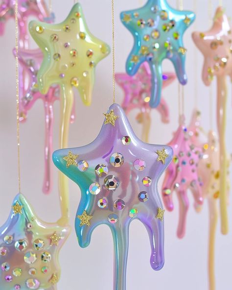 Hot Glue Art, Glue Art, Star Ornaments, Glitter Art, Sparkling Stars, Epoxy Resin Crafts, Christmas Feeling, Glitter Glue, Snack Tray