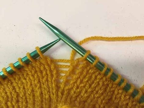 How to prevent laddering when knitting with double pointed needles. Double Pointed Needles Patterns, Knitting Needles Sherwin Williams, Learn Knitting, Knit Techniques, Wooden Knitting Needles, Knitting Needle Storage, Double Pointed Knitting Needles, Knitting Videos Tutorials, Spool Knitting