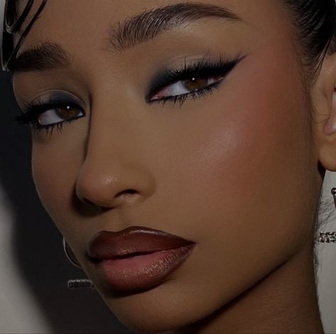 Dark Women Makeup, Smokey Eyeliner Black Women, Burgundy Eyeshadow Looks Black Women, Las Vegas Makeup Ideas, Dramatic Makeup Looks Smokey Eye, Sharp Smokey Eye, Mob Boss Wife Makeup, Sultry Makeup Black Women, Femme Fatale Makeup Black Woman