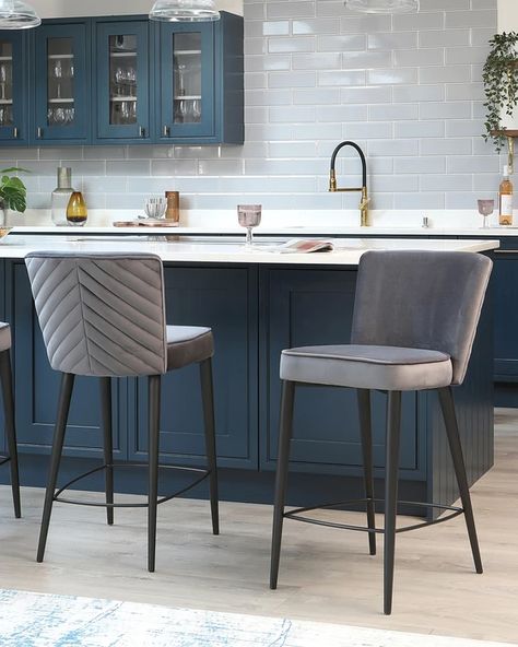 Elegant Bar Stools, Breakfast Bar Chairs, Bar Stools Kitchen Island, Velvet Stool, Kursi Bar, Breakfast Bar Stools, Open Plan Kitchen Living Room, Stools For Kitchen Island, Kitchen Dining Living