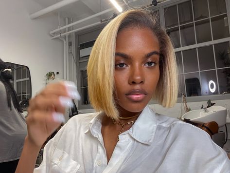 Ombre Short Hair Black Women, Blonde Balayage Bob Black Women, Blonde Bob Black Women Dark Roots, Blonde Bob Black Women Natural Hair, Blonde Bob On Dark Skin Women, Light Brown Bob Black Woman, Bob On Natural Hair Black Women, Blonde Frontal Bob Black Women, Short Blonde Hair Black Women