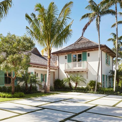 Inside a Worldly Floridian Home Where Imperfect Design Is the Name of the Game | Architectural Digest Shake Roof, Quartz Tiles, Silver Tile, Moroccan Tiles, Tall Ceilings, Neutral Walls, Old Florida, Living Room Colors, Florida Home