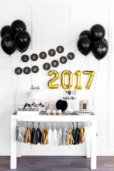 New Year's Eve party decor idea - Black, white + gold new year's party {Courtesy of The TomKat Studio} Nye Celebration, Gratis Printables, Party Kits, Nye Party, בר מצווה, Decoration Birthday, New Years Eve Decorations, Gold Balloons, Gold Party