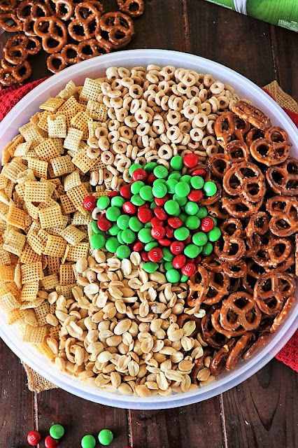 White Chocolate Trash, Christmas White Chocolate, Christmas Chex Mix, White Chocolate Chex Mix, Chocolate Chex Mix, Christmas Snack Mix, Chex Mix Christmas, Snack Mix Recipe, Christmas Crunch