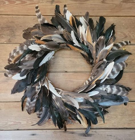 Feather Wreath Diy How To Make, Chicken Feather Crafts, Diy Turkey Feather Decor, Duck Feather Decor, Chicken Feather Wreath, Turkey Feather Wreath, Pheasant Feather Wreaths, Wreaths With Pheasant Feathers, Diy Feather Decor