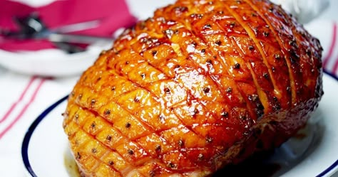 Let this honey-glazed ham decorated with aromatic herbs double as your Christmas table centrepiece before carving thick slices. Easy Ham Glaze, Christmas Ham Recipes, Ham Recipes Baked, Honey Mustard Glaze, Ham Glaze Recipe, Honey Glazed Ham, Easy Ham, Honey Baked Ham, Christmas Ham