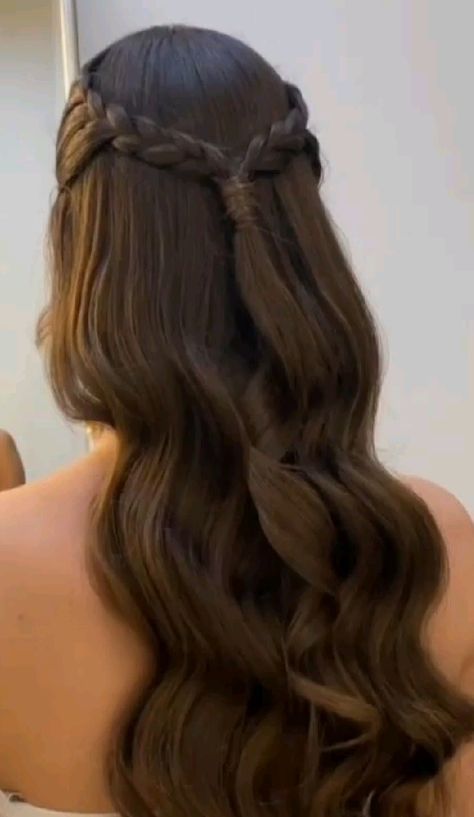 Photoday Hairstyles School, Year 6 Graduation Hairstyles, Open Hair Simple Hairstyle, Freshman Hairstyles, College Girl Hairstyles, Simple Hairstyles For Graduation, Hairstyle Wavy, Open Hairstyle, Hairstyle For School