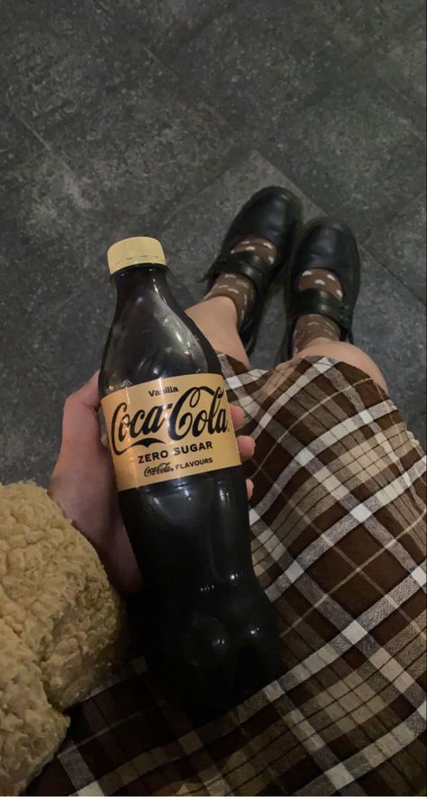 Coke Aesthetic, Thirteen Movie, Coca Cola Zero, Vanilla Coke, Bestest Friend, Diet Coke, Types Of Girls, Brown Aesthetic, Star Girl