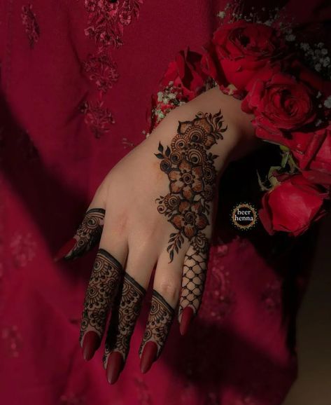 Decent Mehndi Designs For Eid, Bridal Mehndi Simple, Latest Mehndi Designs Wedding, Finger Mehndi Design, Mehendi Bridal, Design Mehendi, Mehndi Bridal, Beautiful Simple Mehndi Design, Easy Mehndi Designs