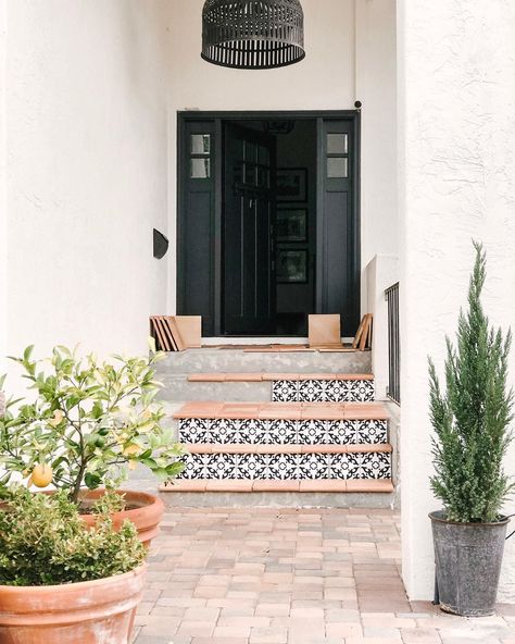 Deck Spaces Outdoor, House Entrance Ideas Outdoor, Exterior House Landscaping Front Yards, Back Door Stairs To Patio, Outside Steps Ideas, Home Entrance Ideas Outdoor, Michelle Janeen, Apartemen Studio, Boarding House