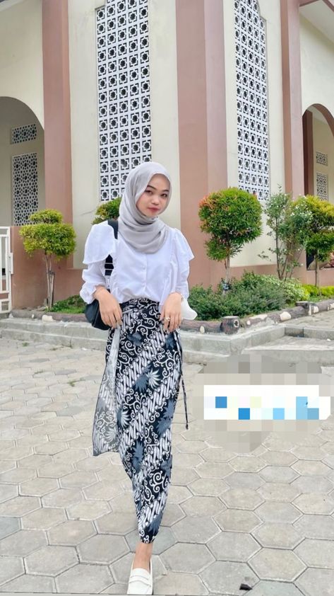 Outfit Rok Batik, Bridesmaid Kebaya, Hijab Bridesmaid, Batik Dress Modern, Batik Skirt, Modern Hijab, Muslim Style, Batik Fashion, Casual Hijab Outfit