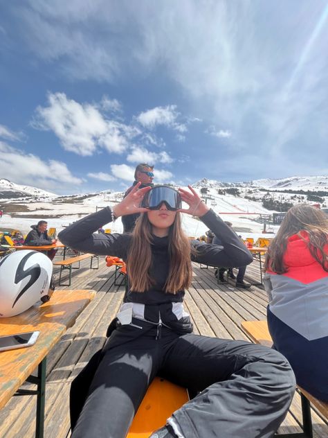 #marianaalucco #napapjiri #baqueira #ski #skitrip #slopes #food #spain #europeselfie #bestie #skiingwfriends Ski Friends Pictures, Skiing Pics With Friends, Ski Pictures Ideas Friends, Skiing Poses Pictures, Skiing Poses, Ski Photo Ideas, Ski Instagram Pictures, School Ski Trip, Ski Pictures Ideas